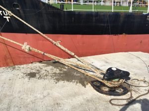 kapal mooring di dermaga